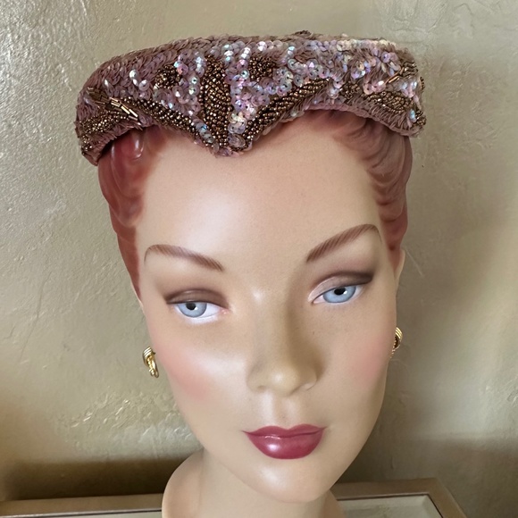 FESTIVE 1950s' COCKTAIL HAT COVERED IN IRIDESCENT SEQUINS & BEADS - Picture 1 of 10
